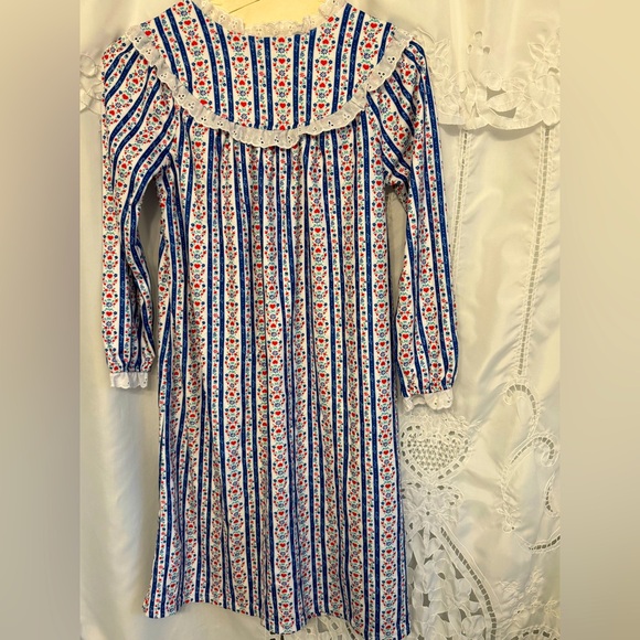 Children’s 10/12 Lanz of Salzburg nightgown - Picture 1 of 4